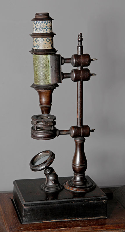 Zdjęcie nr 9 (31)
                                	                             Mikroskop typu norymberskiego, Norymberga, Niemcy, poł. XVIII w. Należał niegdyś do Andrzeja Śniadeckiego.
                            