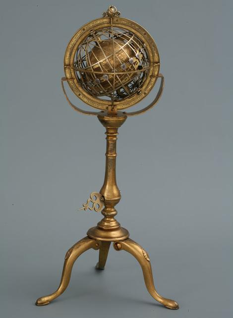 Zdjęcie nr 18 (31)
                                	                             Tak zwany „Złoty Globus Jagielloński”, Hiszpania, Francja?, ok. 1510 r. Przekazany przez Brożka dla Akademii Krakowskiej. Jeden z najstarszych globusów z zarysem nowo odkrytych kontynentów, początek XVI w.
                            