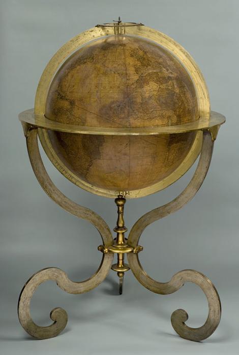 Zdjęcie nr 21 (31)
                                	                             Globus Ziemi, Didier Robert de Vaugondy, Paryż, 1751 r. Globusy de Vaugondy oraz sfera – przywiezione z Poznania, należały do Obserwatorium Zakonu Jezuitów, po kasacie przekazane KEN, KEN przekazało Śniadeckiemu do OA SGK.
                            