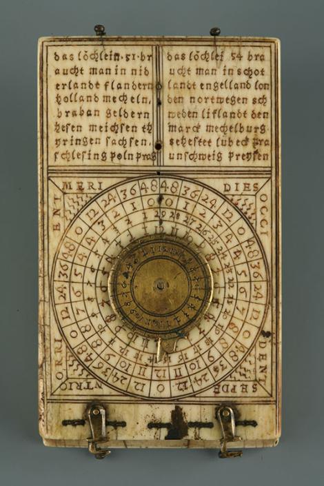 Zdjęcie nr 31 (31)
                                	                             Zegar słoneczny dyptykowy typu norymberskiego, Hans Droschel, Norymberga, 1584 r., należał do prof. Jana Brożka.
                            