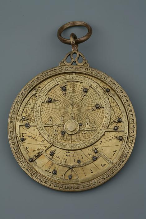 Zdjęcie nr 1 (31)
                                	                             Astrolabium planisferyczne, Kordoba, 1054 r. Najstarszy instrument naukowy w Polsce, dar Marcina Bylicy z Olkusza.
                            