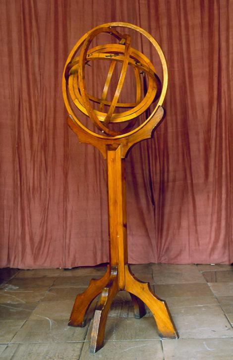 Zdjęcie nr 8 (31)
                                	                             Astrolabium sferyczne (sfera armilarna) sfera armilarna, Tadeusz Przypkowski, Kraków, 1953 r. Kopia instrumentu obserwacyjnego Mikołaja Kopernika, będąca modelem sfery niebieskiej.
                            