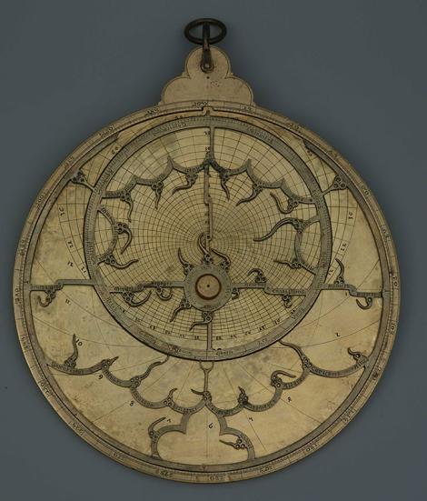 Zdjęcie nr 2 (31)
                                	                             Astrolabium planisferyczne, Włochy, ok. 1370 r. Należało niegdyś do Prof. Jana Brożka, podpisane przez niego Joann BROSCIUS.
                            
