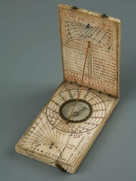 Zdjęcie nr 30 (31)
                                	                             Zegar słoneczny dyptykowy typu norymberskiego, Hans Droschel, Norymberga, 1584 r., należał do prof. Jana Brożka.
                            