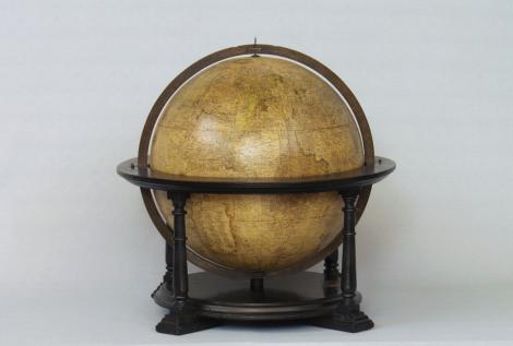 Zdjęcie nr 14 (31)
                                	                             Globus Ziemi, Gererd Merkator, Leuvain, poł. XVI w. Zakupione dla Uniwersytetu jako pomoc naukowa i dydaktyczna (najstarsza para globusów na UJ), należały do Biblioteki Jagiellońskiej.
                            