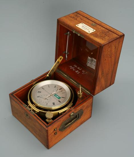 Zdjęcie nr 26 (31)
                                	                             Chronometr morski, W. Bröcking, Hamburg, ok. 1895 r. Jeden z chronometrów do wyznaczania poprawki czasu w OA UJ, służyło to do nadawania sygnału czasu, potrzebne były 3 zegary. Chronometr jest bardzo dokładnym i odpornym na zakłócenia zegarem.
                            